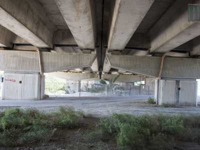 ...arriva ai piedi del ponte di via Donato Menichella, la strada che collega il raccordo Giuseppe Rossi a via Giulio Petroni
